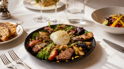 Grilled Beef Royal auf Pfirsich-Burrata-Salat mit Pistaziencrunch