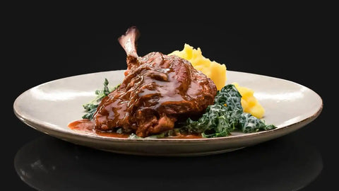 Pig Wings auf Rahmwirsing und Kartoffelstampf