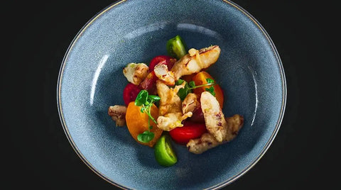 Crispy Chicken Bites auf Tomatensalat