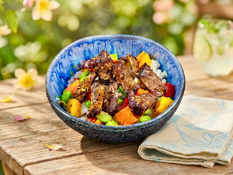 Crispy Beef Royale Bowl: zart angebratenes Rindfleisch, knackiges Gemüse, saftige Mango und würziges Dressing