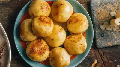 Erdäpfelknöderl mit karamellisierten Zwiebeln