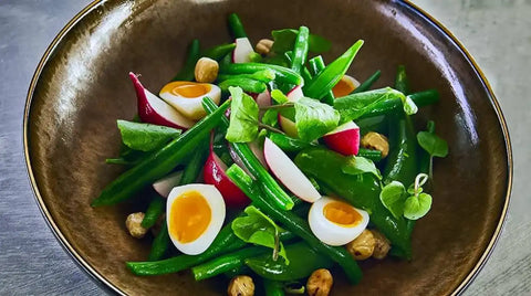 Fisolen-Salat mit Nüssen, Ei und Kräutern