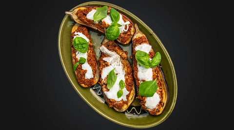 Gegrillte Melanzanihälften mit rotem Pesto