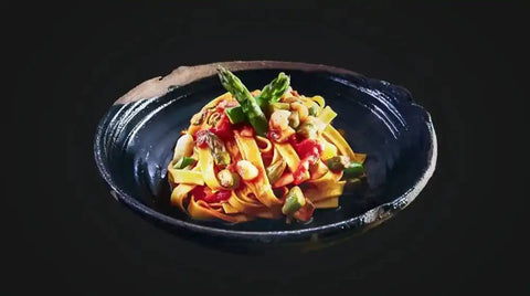 Hühnerbruststreifen auf Spargel-Bolognese
