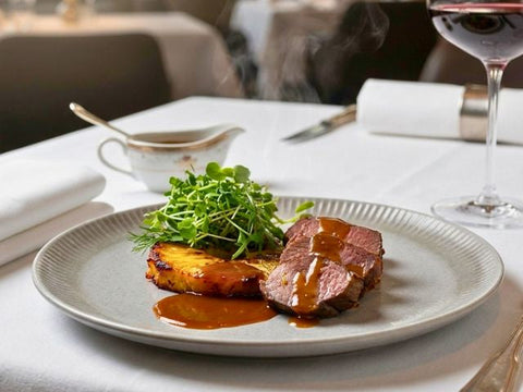 Zarte Kalbsbackerl "Cheek Rose" mit Sellerie-Steak: Ein Rezept für die Sterneküche zu Hause.