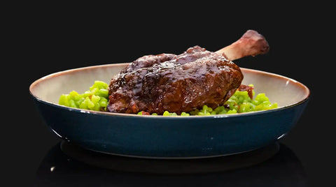Pig Wing auf Basilikum-Risotto