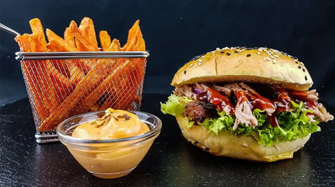 Pulled Pork Burger mit Chili-Mayonnaise & BBQ-Sauce