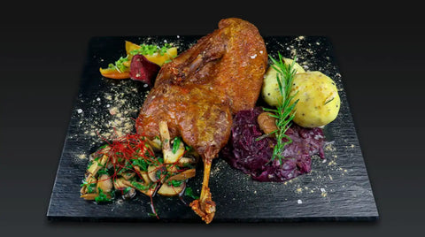 Entenbraten mit Rotkraut, Waldpilzen & Schmoräpfeln