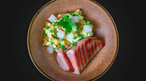 Entenbrust und Erdäpfel-Erbsen-Stampf mit karamellisierten Zwiebeln