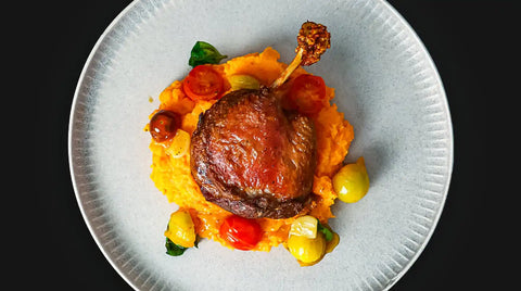 Entenkeule mit Süßkartoffelpüree und geschmolzenen Paradeisern