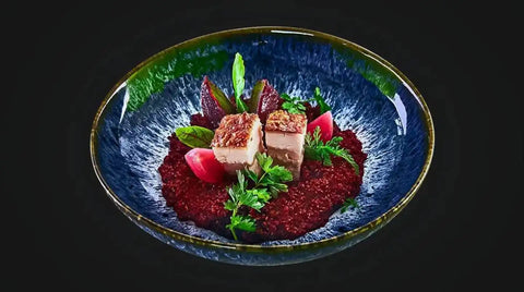 Schweinsbraten in Rote Rüben-Quinoa Bowl