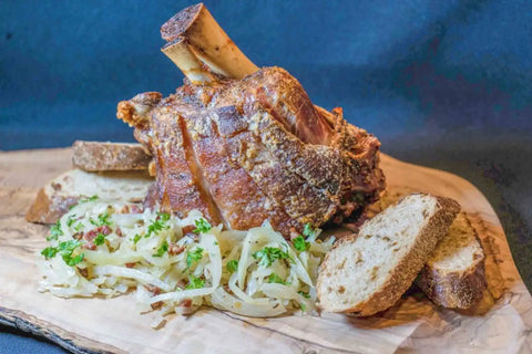 Stelze mit Bacon Cabbage