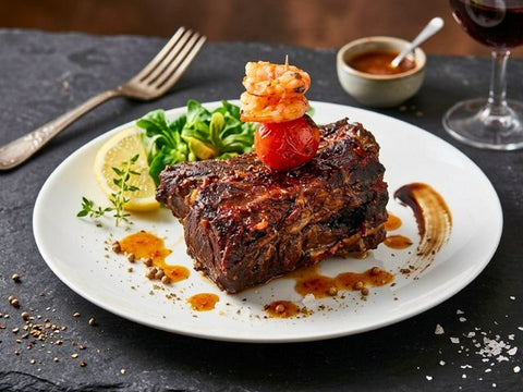 "Surf and Turf Royal"-Rezept: die perfekte Kombination aus saftigem Beef Royal, Knoblauch-Zitronen-Garnelen und Avocado-Gurkensalat