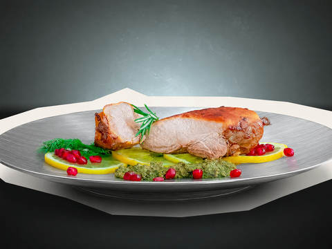 Die Hühnerbrust „Gentle Chick“ von AUMAERK wird elegant auf einem Metallteller mit Rosmarin, Zitronenscheiben, grüner Kräutersauce, Dill und Granatapfelkernen präsentiert. Ein dunkler, minimalistischer Hintergrund bringt diese raffinierte Kreation der Geflügelküche besonders gut zur Geltung.