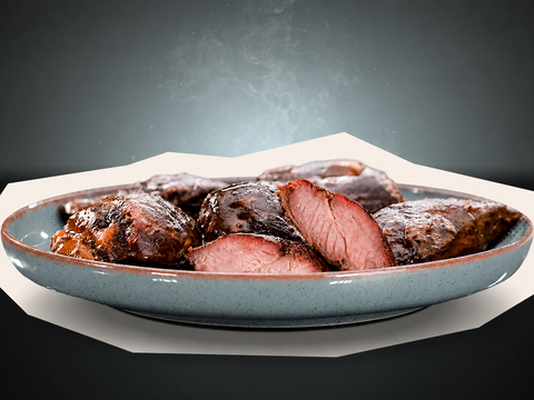 AUMAERKs Schweinsbackerl im „Royal Cheek Sixpack“ – zarte, saftige Schweinebacken mit rosa Mitte und knusprig gebräunten Rändern, dampfend auf einem blauen Keramikteller serviert, für eine frisch zubereitete, küchenfertige Präsentation.
