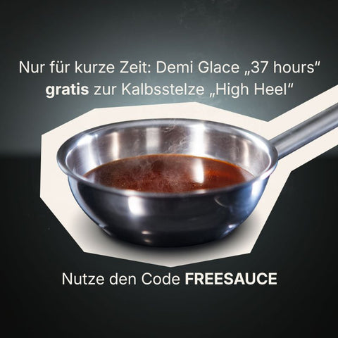 Ein dampfender Topf mit einer kräftigen, braunen Rinderbratensoße; der deutsche Text bietet eine kostenlose Demi-Glace „37 Hours“ von AUMAERK mit Kalbsstelze „High Heel“ von Gourmetfleisch unter Verwendung des Codes FREESAUCE an.
