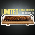 Ein Tablett mit gegrillten Spareribs „Little Rocco“ – Limited Edition von AUMAERK – steht auf einem Holztablett mit Griffen. Dahinter verkündet eine auffällige gelb-weiße Schrift: LIMITED SUMMER EDITION NUR FÜR KURZE ZEIT.