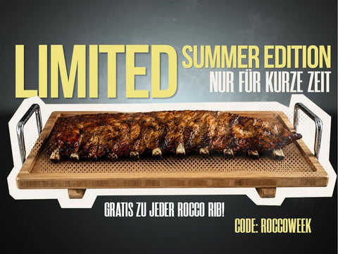 AUMAERK Spareribs „Little Rocco“ – Limited Edition auf einem großen Holztablett mit Metallgriffen. Text: LIMITED SUMMER EDITION NUR FÜR KURZE ZEIT. GRATIS ZU JEDER ROCCO RIB! CODE: ROCCOWEEK. Genieße diesen BBQ-Klassiker direkt vom Grill!.