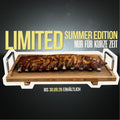Ein Rack perfekt gegrillter Spareribs „Little Rocco“ – Limited Edition von AUMAERK, serviert auf einem Holztablett mit Metallgriffen für einen unwiderstehlichen BBQ-Geschmack. LIMITED Sommer-Edition, nur für kurze Zeit. Erhältlich bis zum 30.09.26.