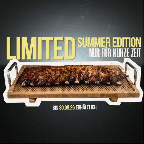 Ein Rack perfekt gegrillter Spareribs „Little Rocco“ – Limited Edition von AUMAERK, serviert auf einem Holztablett mit Metallgriffen für einen unwiderstehlichen BBQ-Geschmack. LIMITED Sommer-Edition, nur für kurze Zeit. Erhältlich bis zum 30.09.26.