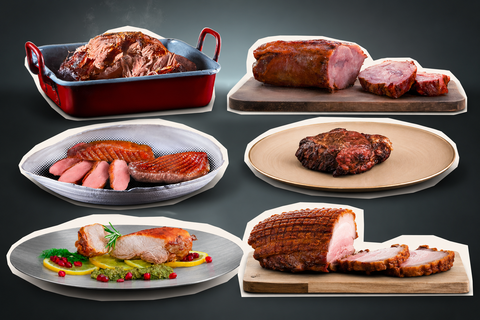 Die „Royal Six – Gourmet-Probierbox“ von AUMAERK enthält fünf erlesene Fleischspezialitäten: Braten, serviert in einer roten Pfanne, aufgeschnittenen Braten, präsentiert auf einem Brett, eine Auswahl an Würsten und Fleischsorten aus der „Royal Six“-Auswahl, ein perfekt gegrilltes Steak sowie Schinkenscheiben auf eleganten Tellern – alles kunstvoll auf einem dunklen Hintergrund angerichtet.