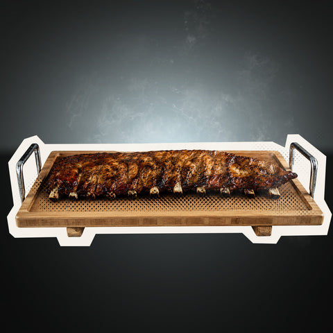 Die Spareribs „Little Rocco“ von AUMAERK in limitierter Auflage werden auf einem Holzbrett mit Metallgriffen präsentiert, vor einem dunklen Hintergrund mit Raucheffekt.