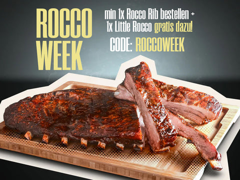 Ein Holztablett mit AUMAERK-Spareribs im St. Louis-Schnitt „Rocco Rib“, perfekt glasiert. Genießen Sie die Rocco-Woche: Bei Bestellung von einer Portion Spareribs im St. Louis-Schnitt „Rocco Rib“ oder vorgekochten Spareribs erhalten Sie mit dem Code ROCCOWEEK eine kleine „Rocco Rib“ gratis dazu.