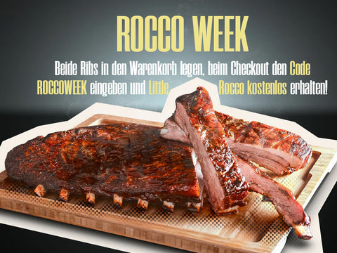 AUMAERK Spareribs St. Louis Cut „Rocco Rib“, serviert auf einem Holztablett mit einer deutschen Werbeaktion zur Rocco-Woche – erhalten Sie kostenlose vorgegarte Spareribs, indem Sie den Code „Rocco Rib“ an der Kasse eingeben.