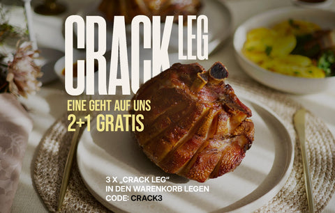 Genießen Sie die köstliche Stelze „Crack Leg“ von AUMAERK – eine saftige, gebratene Schweinsstelze, die nach der innovativen AUMAERK-Methode meisterhaft zubereitet wurde. Auf einem Teller mit Besteck serviert und umgeben von köstlichen Beilagen sorgt unsere vorgegarte Stelze bei jedem Bissen für ein unvergessliches Geschmackserlebnis. Profitieren Sie von einem verlockenden 2+1-Gratis-Angebot für die Stelze „Crack Leg“: Befolgen Sie die Anweisungen auf Deutsch und geben Sie Ihren Aktionscode ein, um Ihr